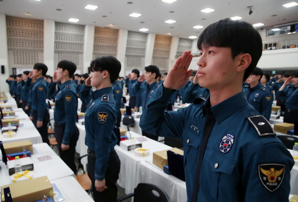 서울 경찰청에서 열린 의무경찰 1142기 합동전역식에서 전역자들이 국민의례를 하고 있다. 2023.04.14.