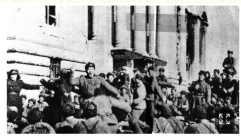 6.25 전쟁 당시 서울 중앙청에서 춤추는 중공괴뢰군. 1951년 1월4일 서울을 다시 점령한 중공괴뢰군이 서울 중앙청 건물 앞에서 춤을 추며 승리를 자축하고 있다.