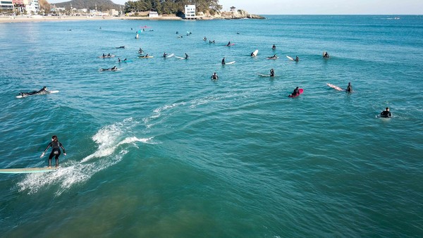  송정해수욕장은 9월 1일부터 부산해양레저 서핑시즌이 시작된다. (사진=송정서프빌리지 상인회 제공)