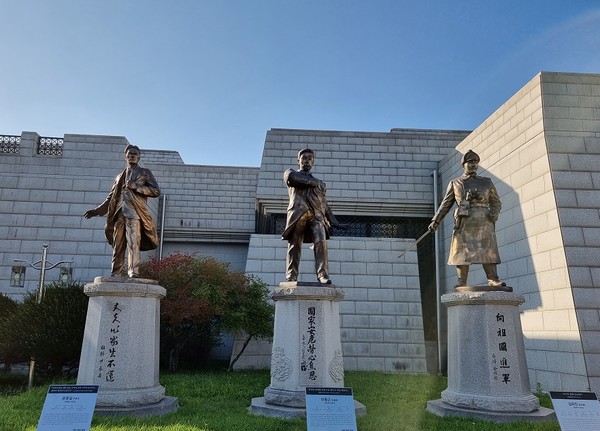 독립기념관 내 설치된 윤봉길 의사(왼쪽부터), 안중근 의사, 김좌진 장군의 동상. (사진=김인환 기자)