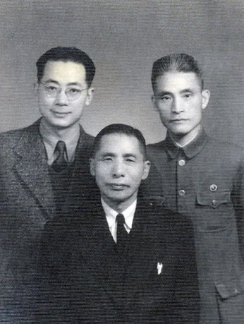 백범 김구 선생님(앞줄)과 김홍일(뒷줄 오른쪽) 장군. 왼쪽의 인물은 이봉창 의사의 폭탄을 제작해 준 중국인 왕바이슈.