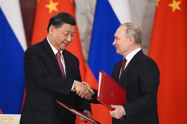 시진핑(왼쪽) 중국 국가주석과 블라디미르 푸틴 러시아 대통령이 지난 3월21일(현지시간) 모스크바 크렘린궁에서 '중러 신시대 전면적 전략협력동반자 관계 심화에 관한 공동성명'에 서명 후 이를 교환하고 있다. 2023.03.22.