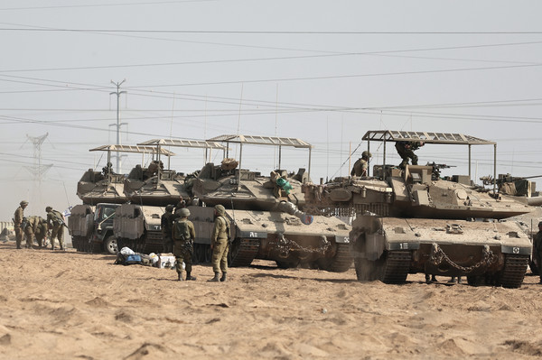 ▲ 24일(현지시간) 이스라엘 지상군 병력이 가자지구 인근에 집결해 있다. 사진=뉴시스 