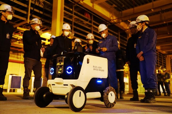 LG전자 AI 자율주행로봇이 포스코 광양제철소 4열연공장 지하전기실에서 무인 시설관리 임무를 수행하고 있다. (사진=LG전자)