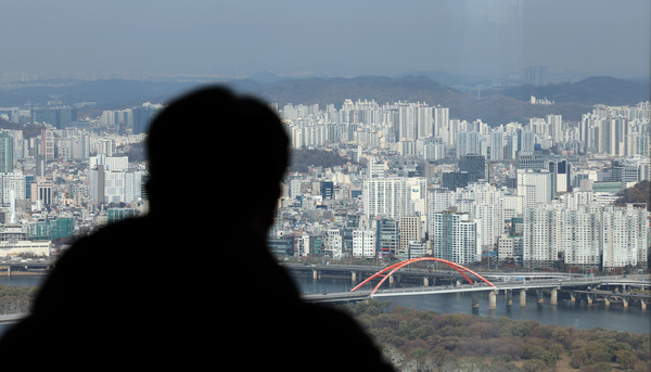 ▲ 서울 영등포구 여의도 63 빌딩 전망대에서 한 시민이 서울 시내를 내려다 보고있다. 사진=뉴시스
