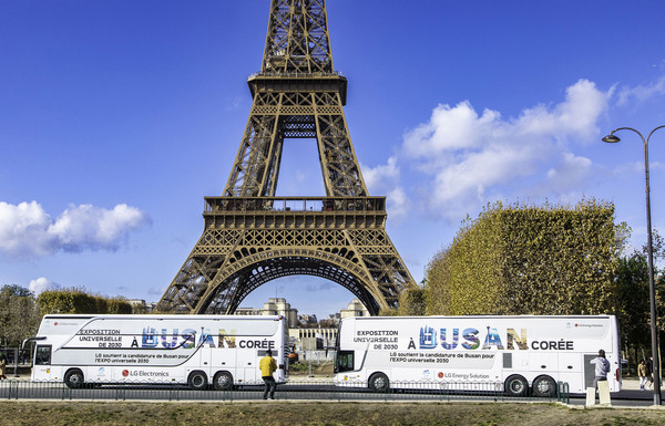 프랑스 파리에서 운영됐던 부산세계박람회 유치 홍보 랩핑(Wrapping) 버스. (사진= LG전자 제공) 2023.11.26.