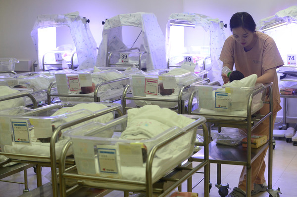 서울의 한 산부인과 신생아실에서 간호사들이 신생아들을 돌보고 있다. 