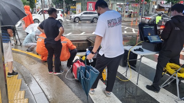 법원이 지난해 8월 발생한 폭우 당시 서울 서초구 한 맨홀에 빠져 숨진 남매의 유족에게 서초구청이 배상해야 한다고 판결했다. 사진은 지난해 8월 집중호우 당시 실종자 수색을 진행하는 모습 2023.12.27