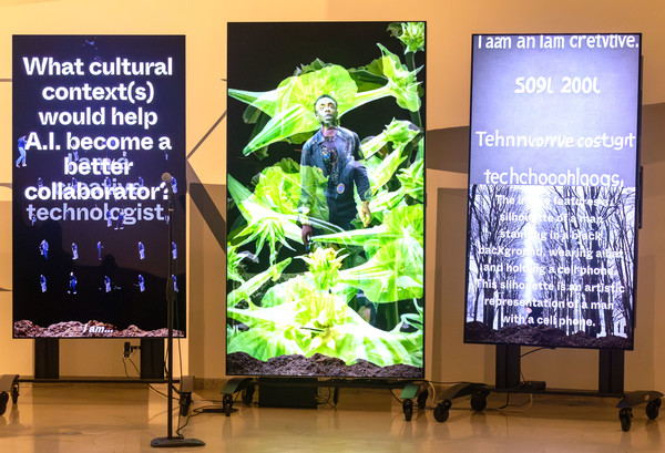 LG전자가 美 뉴욕의 구겐하임 미술관에서 인간과 AI 기술 사이의 소통과 공감을 담은 예술 작품을 올레드 TV로 선보였다. 사진은 올레드 에보에 담긴 '스테파니 딘킨스’ 작가의 신작 3점 (사진=LG전자)