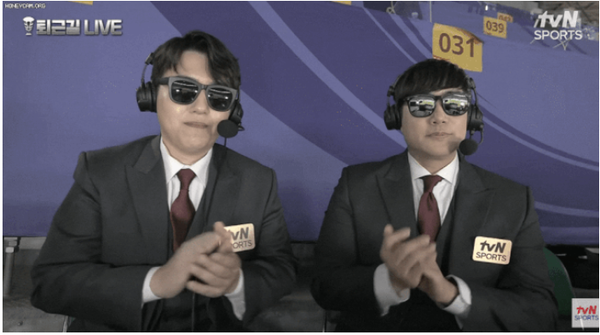 31일 tvN 아시안컵 중계진 김환 해설위원(왼쪽)과 배성재 캐스터가 선글라스를 낀 채 박수를 치고 있다./tvN 유튜브