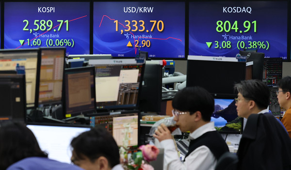 ▲ 6일 오전 서울 중구 명동 하나은행 딜링룸에서 딜러들이 업무를 보고 있다. 사진=뉴시스