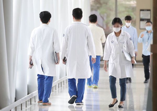 서울 한 대형 병원에서 의료진들이 이동하고 있다. 뉴시스
