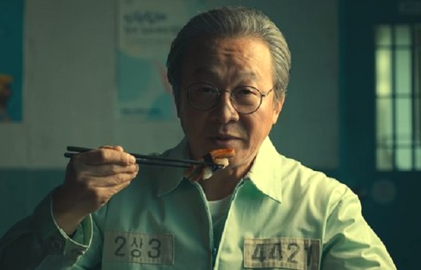 넷플릭스 오리지널 시리즈 ‘살인자ㅇ난감’에 등장하는 형정국 회장 캐릭터. 죄수번호 '4221'을 왼쪽 가슴에 달고 구치소에서 초밥을 먹고 있다. 넷플릭스 제공