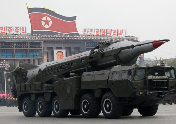 평양에서 시가행진에 나선 북한 미사일