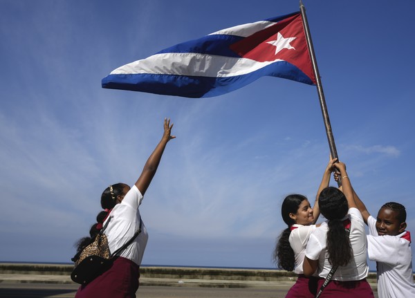 쿠바 아바나에서 학생들이 국기를 흔들고 있다. 뉴시스