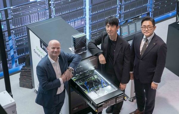 왼쪽부터 데이비드 크레이그 아이소톱 CEO, 이종민 SKT 미래R&D 담당, 서상혁 SK엔무브 e-Fluids B2B 사업실장(사진=SK이노베이션)