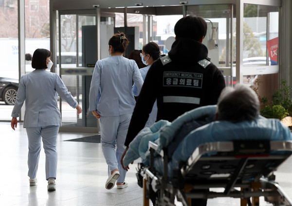정부가 전공의 이탈로 인한 의료 공백을 줄이기 위해 간호사에게 의사 업무 일부를 맡기는 '간호사 업무 관련 시범사업'이 시작된 27일 오후 서울 시내 한 대형병원에서 간호사들이 발걸음을 옮기고 있다. 2024.02.27. 뉴시스