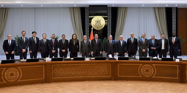 지난 28일(현지시각) 이집트 카이로 정부청사 총리실에서 열린 협약식에서 배성준 SK에코플랜트 에너지사업단장(왼쪽 네번째)과 왕 즈이(Wang Zhi) CSCEC 북아프리카 대표(왼쪽 세번째)가 무스타파 마드불리(Mostafa Madbouly) 이집트 총리(왼쪽 아홉번째)를 비롯한 이집트 정부 관계자들과 기념 촬영하고 있다. (사진=SK에코플랜트)