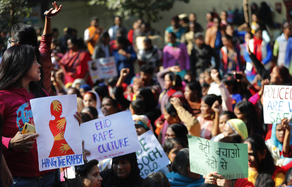 "성폭행범 사형하라" 외치는 인도 여성들. 사진=AP통신/뉴시스