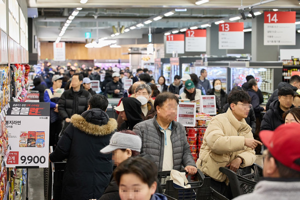 ▲고객들이 창립 단독 슈퍼세일 ‘홈플런’이 열린 서울 등촌동 ‘홈플러스 메가푸드마켓’ 강서점에서 쇼핑을 하는 모습(사진=홈플러스)