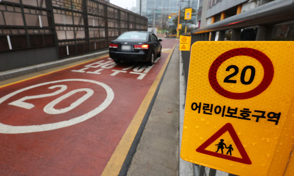서울 시내 한 초등학교 앞 20km 속도제한 스쿨존에서 차량이 통행하고 있다. 2024.02.19. 뉴시스