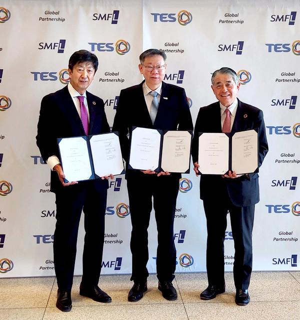 11일 일본 도쿄 미쓰이스미토모은행 본사에서 열린 협약식에서 히로츠구 하라다 CEO(왼쪽부터), 테렌스 응 테스 CEO, 마사키 타치바나 SMFL CEO가 기념 촬영하고 있다. (사진=SK에코플랜트)
