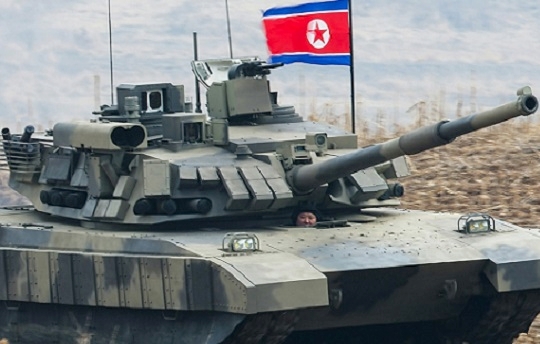 북한 노동당 기관지 노동신문은 14일 김정은 국무위원장이 전날 조선인민군 땅크(탱크)병대련합부대간의 대항훈련경기를 지도했다고 보도했다. 사진은 김 위원장이 신형 탱크에 오른 모습.