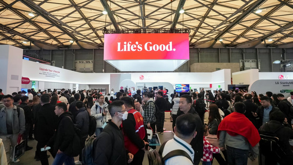 중국 최대 가전 박람회인 AWE 2024에서 LG전자가 마련한 전시 부스에 관람객들이 북적이고 있다. (사진=LG전자)