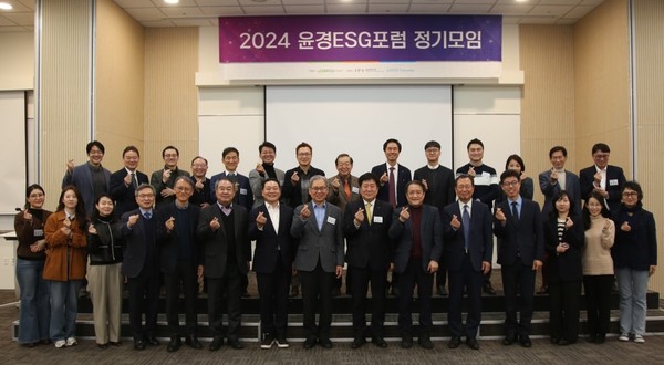 김성한 DGB생명 대표(앞줄 오른쪽 7번째)가 지난 19일 서울 서대문구 핀란드타워에서 열린 2024 윤경ESG포럼에서 참석자들과 기념 촬영하고 있다. (사진=DGB생명)