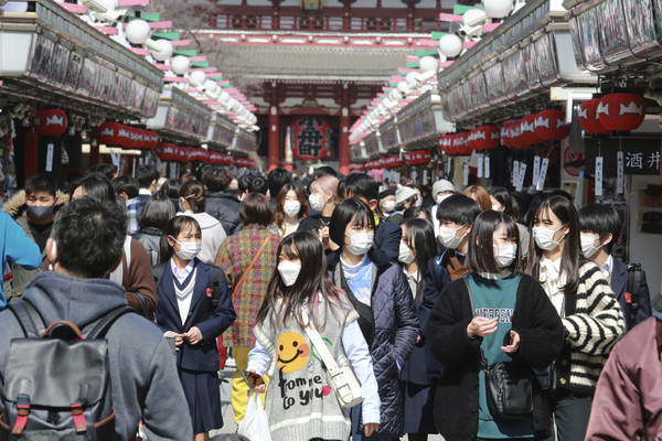 일본 도쿄 아사쿠사구에 있는 쇼핑 아케이드 거리가 코로나19 예방을 위해 마스크를 착용한 손님들로 북적이고 있다. 2022.03.08