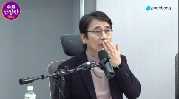 '미친' 발언을 하다 멈칫하는 유시민 전 노무현재단 이사장/ 매불쇼 유튜브 캡처.