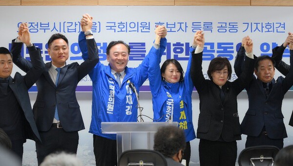 ▲ 박지혜·이재강 후보가 지난 21일 의정부시청 기자실에서 '경기북부평화특별자치도 신설' 약속을 포함한 공동 기자회견을 열고 있다.