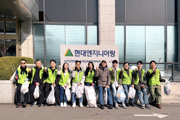 지난 13일 환경 정화 봉사활동에 참여한 배우 김석훈과 현대엔지니어링 임직원들이 기념 촬영하고 있다. (사진=현대엔지니어링)