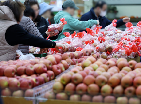 ▲ 서울 시내 한 대형마트에서 시민들이 사과를 구입하고 있다. 사진=뉴시스