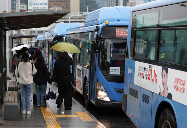 전국자동차노동조합연맹 서울시버스노동조합이 28일 오전 4시부터 총파업에 돌입했다. 뉴시스