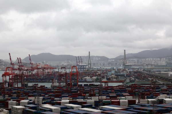 ▲ 부산 남구 신선대(사진 아래) 및 감만(위) 부두 야적장에 컨테이너가 쌓여 있다. 사진=뉴시스