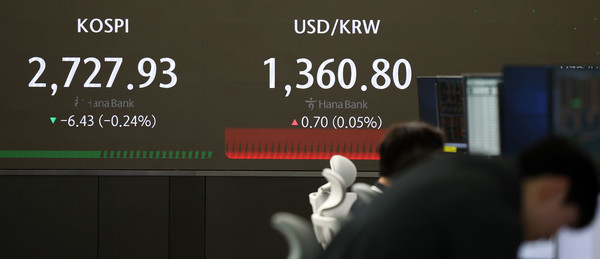 ▲ 8일 오전 서울 중구 하나은행 딜링룸에서 딜러들이 업무를 보고 있다. 사진=뉴시스