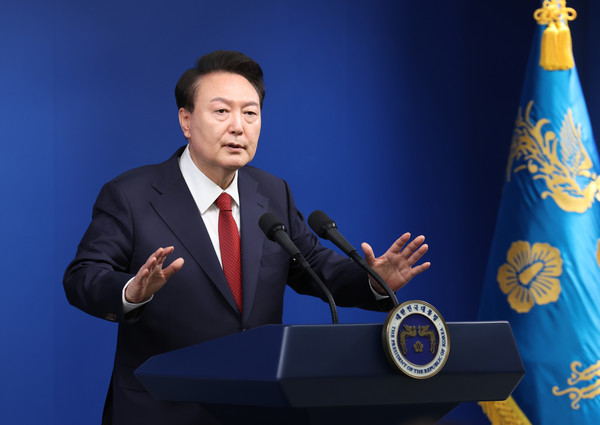 ▲ 윤석열 대통령이 지난 9일 서울 용산 대통령실 청사에서 열린 취임 2주년 기자회견에서 출입기자들의 질문에 답변하고 있다. 사진=뉴시스