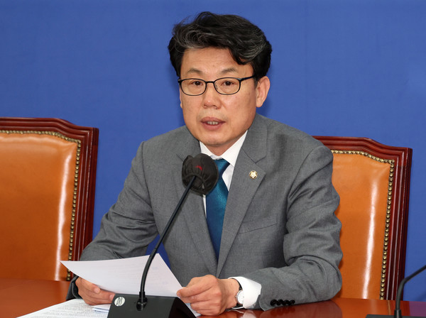 ▲ 진성준 더불어민주당 신임 정책위의장이 지난달 23일 오전 서울 여의도 국회에서 열린 원내대책회의에 참석해 발언을 하고 있다. 사진=뉴시스