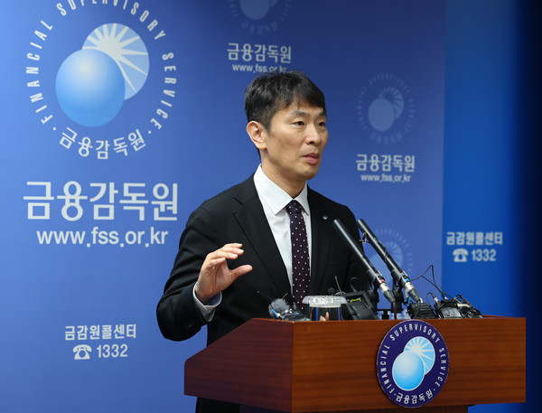 ▲ 이복현 금융감독원장이 지난달 31일 서울 여의도 금융감독원 기자실에서 '금융투자소득세 관련 시장전문가 등 간담회' 관련 백브리핑을 하고 있다. 사진=뉴시스