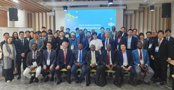 사단법인 에스디지유스가 한-아프리카 정상회의 기념 제5차 해외 VIP 특별 초청을 성료했다. (앞줄 왼쪽부터) SDG YOUTH 케냐 지부장 티모시 가추차, 천안과학산업진흥원 원장 황규일, GPDI 대표 김만기, 케냐 산업부 차관 핫산 아부바카르, 케냐 카카메가 주지사 페르난데스 바라사, 케냐 상공회의소 회장 에릭 루토, 본정보 부대표 라종필, 케냐 상공회의소 국장 폴 무슈리 