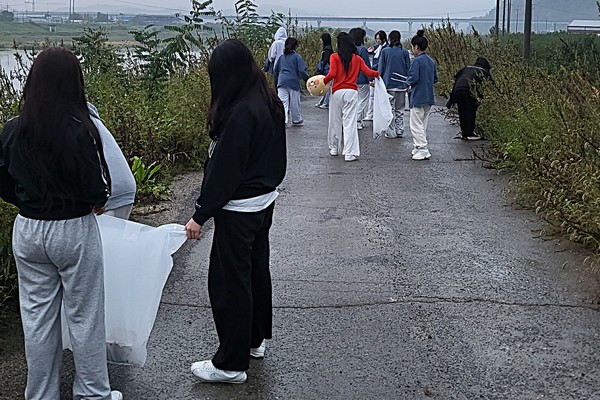 19일 영천성남여중 3학년 24명의 학생들이 죽림사 템플스테이 후 영천시 오수동 금호강변에서 환경정화활동을 펼치고 있다.(사진 촬영/죽림사 선지 주지 스님)