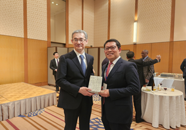 사진설명=ADEC 마약류 단속 국제협력 회의에서 대검찰청 마약 부장검사 재직시 일본경시청장(좌)과 함께 기념 촬여하고 있는 박경섭 (전)부장 검사 (현 법무법인 에프앤엘파트너스 박경섭 대표 변호사)