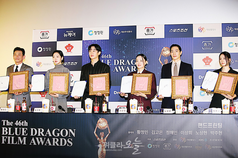 ▲ 제46회 청룡영화상 핸드프린팅 행사에서 배우 황정민(왼쪽부터), 김고은, 정해인, 이상희, 노상현, 박주현이 포토타임을 갖고 있다. / 사진=양용은 기자