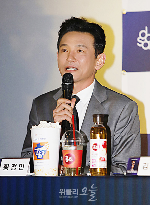 ▲ 제46회 청룡영화상 핸드프린팅 행사에서 배우 황정민이 인사말을 하고 있다. / 사진=양용은 기자