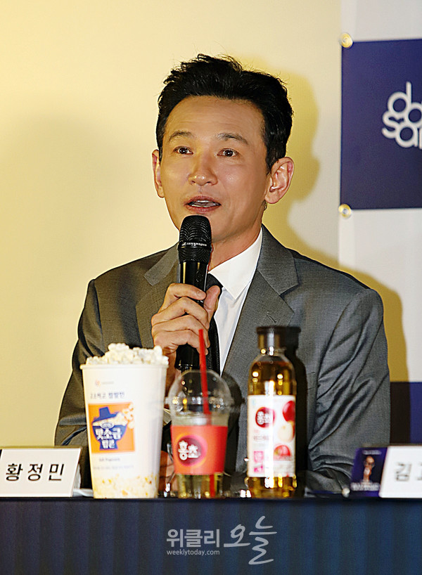 ▲ 제46회 청룡영화상 핸드프린팅 행사에서 배우 황정민이 인사말을 하고 있다. / 사진=양용은 기자