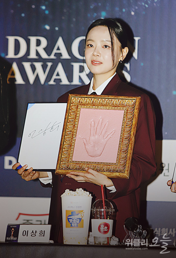 ▲ 제46회 청룡영화상 핸드프린팅 행사에서 배우 이상희가 포토타임을 갖고 있다. / 사진=양용은 기자
