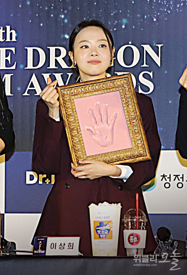 ▲ 제46회 청룡영화상 핸드프린팅 행사에서 배우 이상희가 포토타임을 갖고 있다. / 사진=양용은 기자