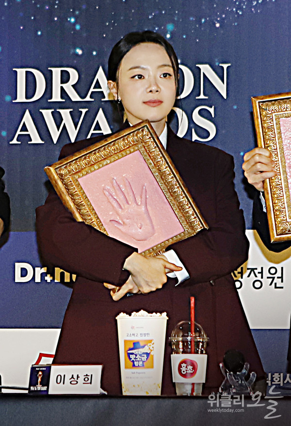 ▲ 제46회 청룡영화상 핸드프린팅 행사에서 배우 이상희가 포토타임을 갖고 있다. / 사진=양용은 기자