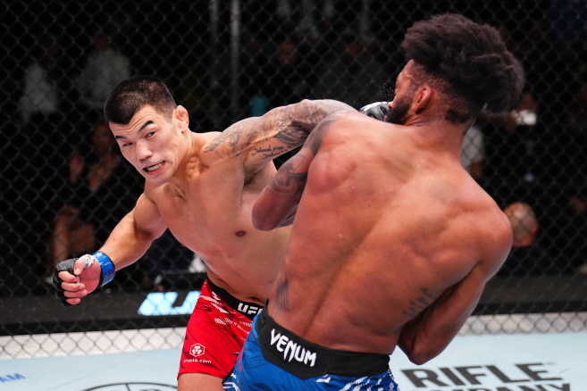 ▲ 고석현 vs 필 로 / 사진 제공=UFC